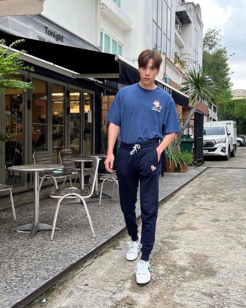 Perpaduan oversized T-shirt dan jogger pants ala Jes Jespipat yang memberikan kesan sporty. (instagram.com/jesjpp)