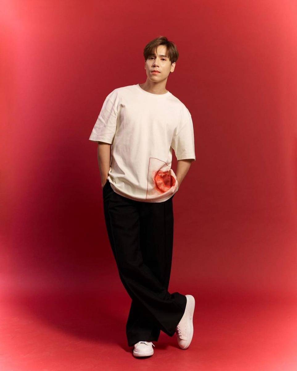 Look trendi ala Jes Jespipat dengan oversized T-shirt dan baggy pants. (instagram.com/jesjpp)