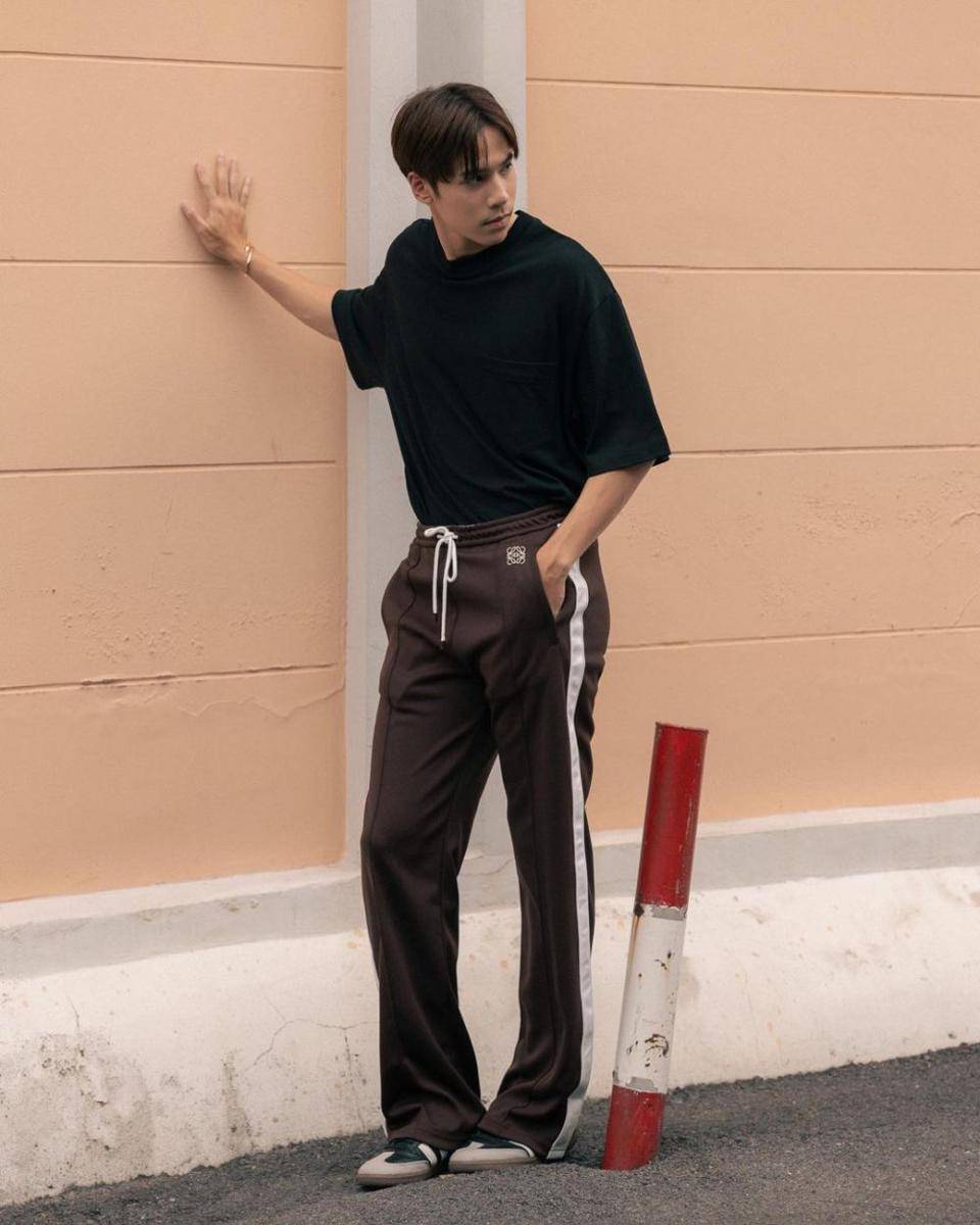 Potret Jes Jespipat memadukan oversized T-shirt dan sweat pants. (instagram.com/jesjpp)