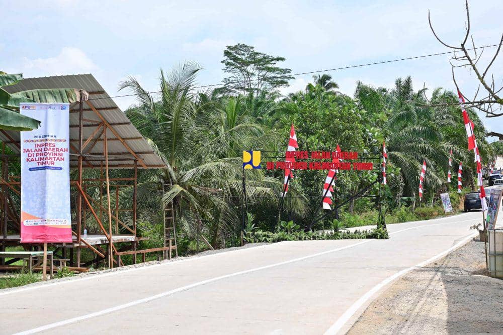 Presiden Jokowi mengumumkan penyelesaian pembangunan 10 ruas jalan dengan total panjang mencapai 50,9 kilometer dan 1 jembatan dengan panjang 20 meter, Jumat (1/3/2024). Foto Sekretariat Presiden