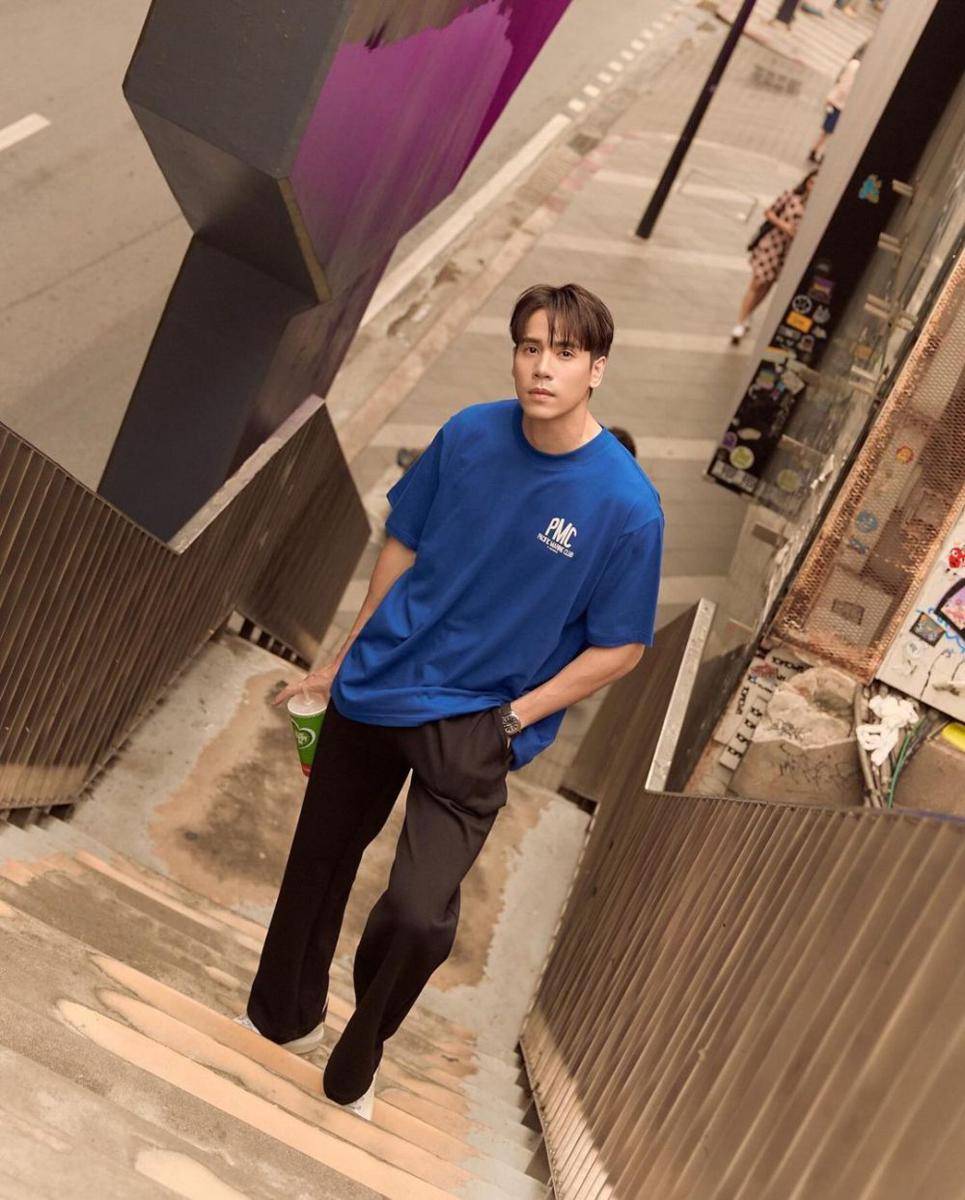 Mix and match yang super keren antara oversized T-shirt dan baggy pants ala Jes Jespipat. (instagram.com/jesjpp)