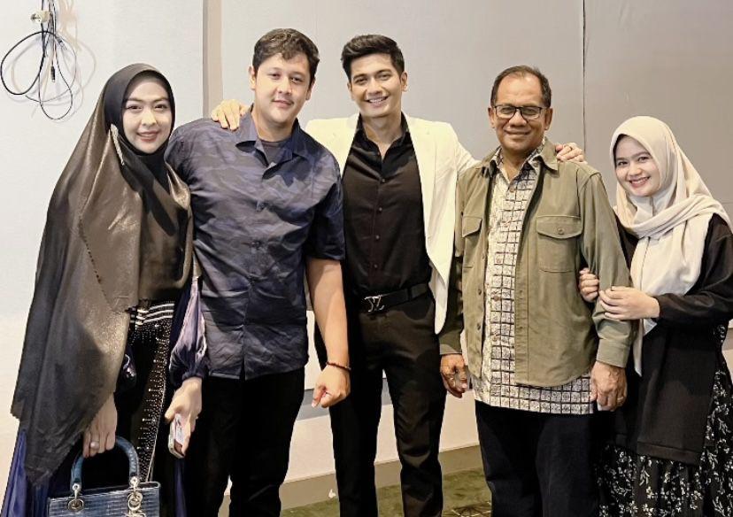 7 Potret Kakak Ria Ricis Hadiri Gala Premier Film Debut Teuku Ryan