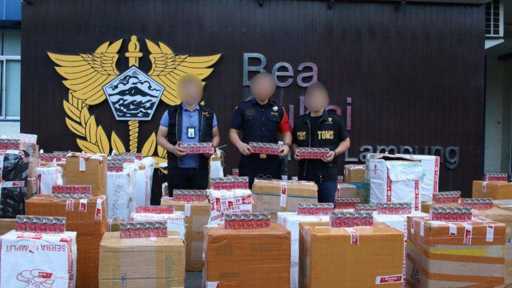 Kegiatan penindakan 1,8 juta batang rokok ilegal oleh petugas Bea Cukai Lampung. (DOK. Bea Cukai Lampung).