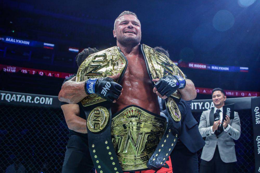 Anatoly Malykhin menaklukkan Reinier de Ridder dan jadi juara dunia MMA tiga divisi ONE Championship. (dok. ONE Championship)