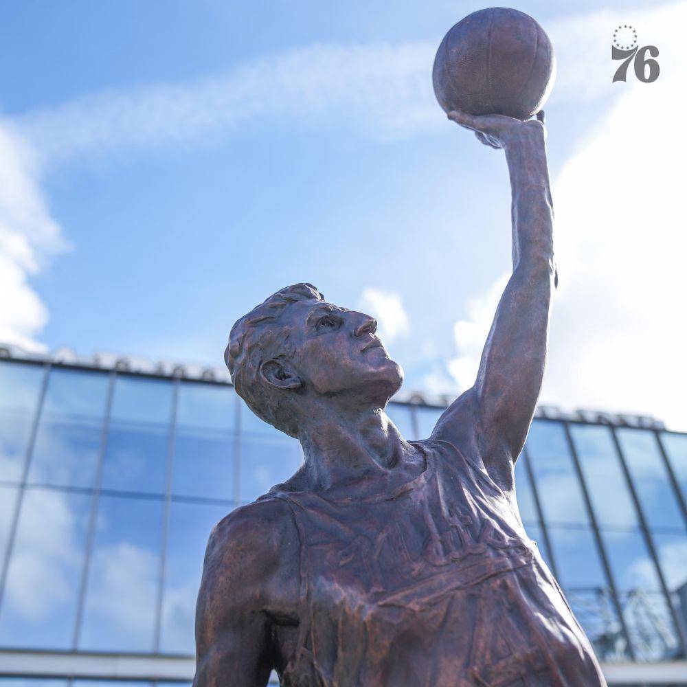 Patung Dolph Schayes (twitter.com/sixers)