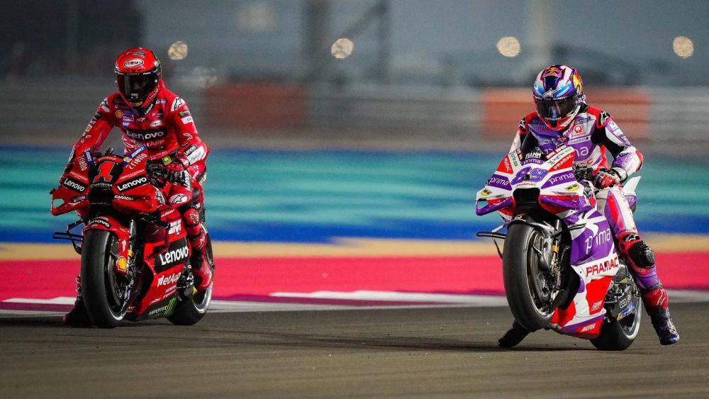 Francesco Bagnaia (kiri) dan Jorge Martin saat pekan balap GP Qatar 2023. (motogp.com)