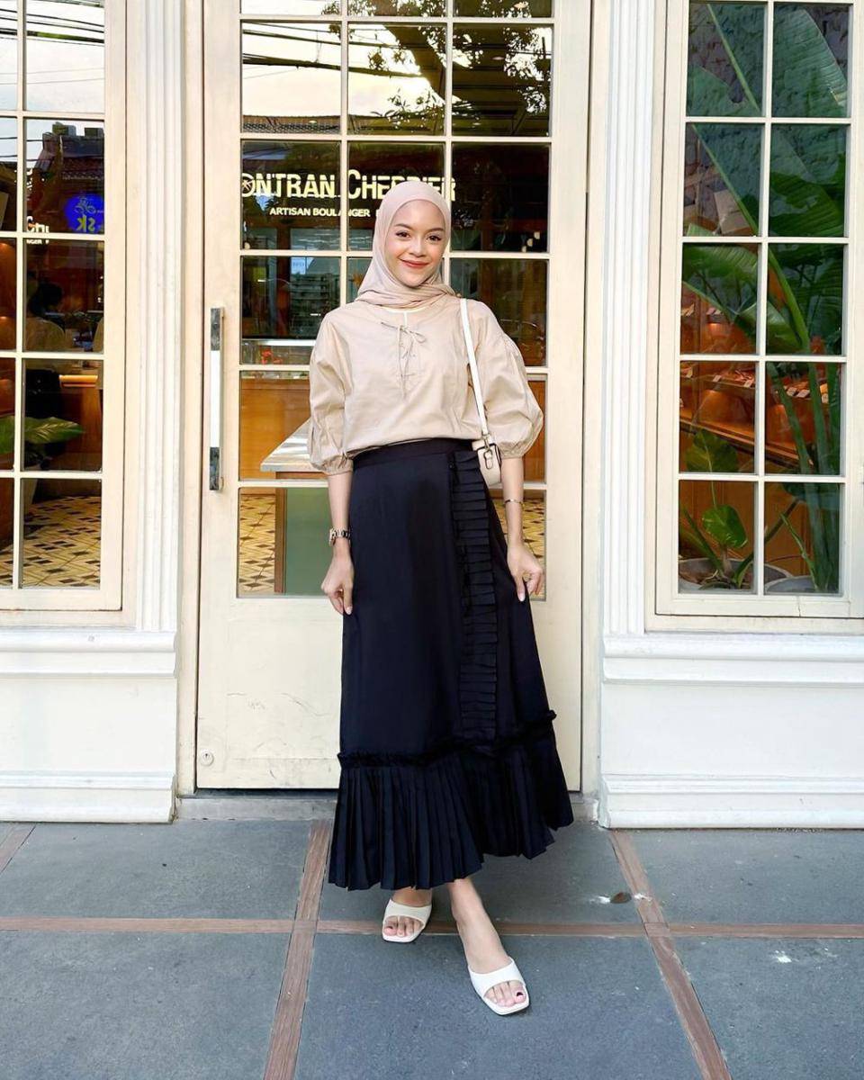 inspirasi outfit ngantor ala selebgram Febiola Nabila (instagram.com/febiolanabilaa)