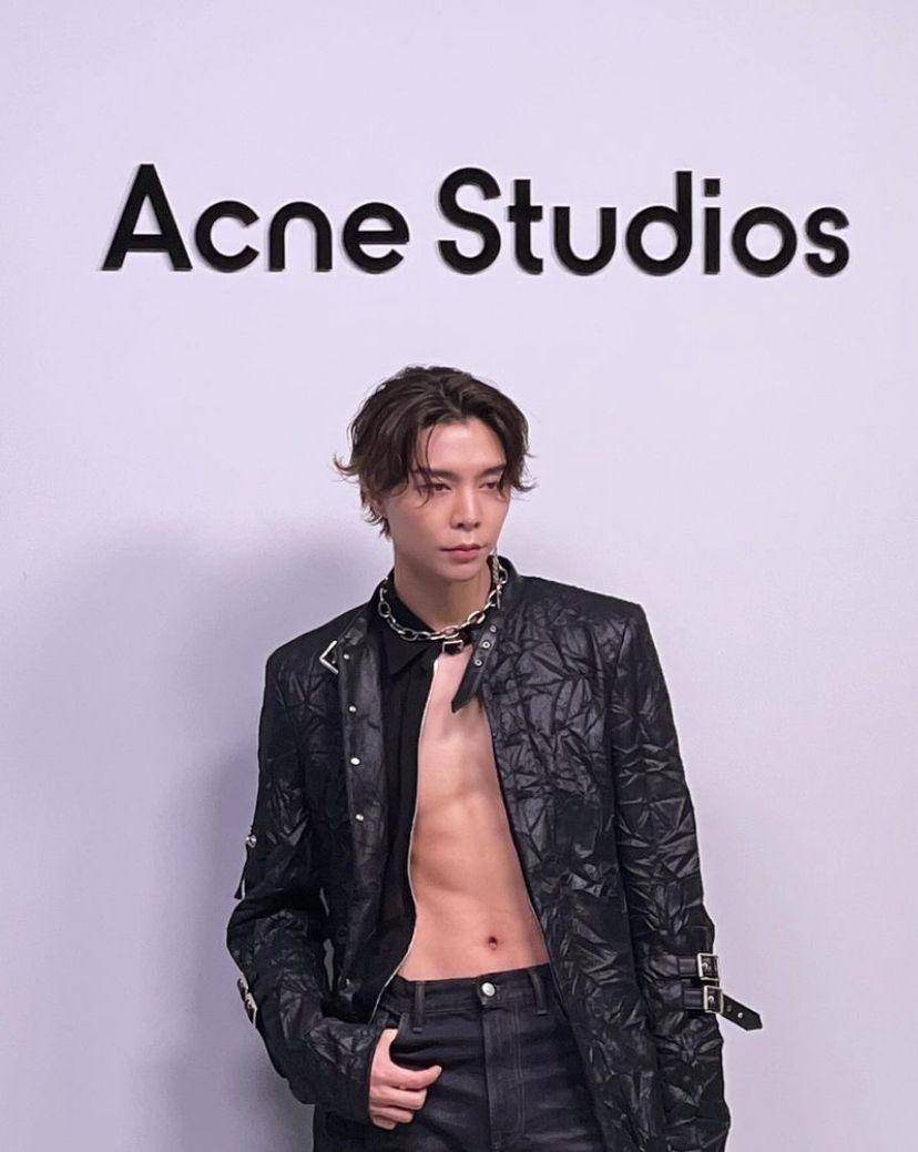 potret Johnny NCT di Acne Studios Paris Fashion Week 2024 (instagram.com/nct)
