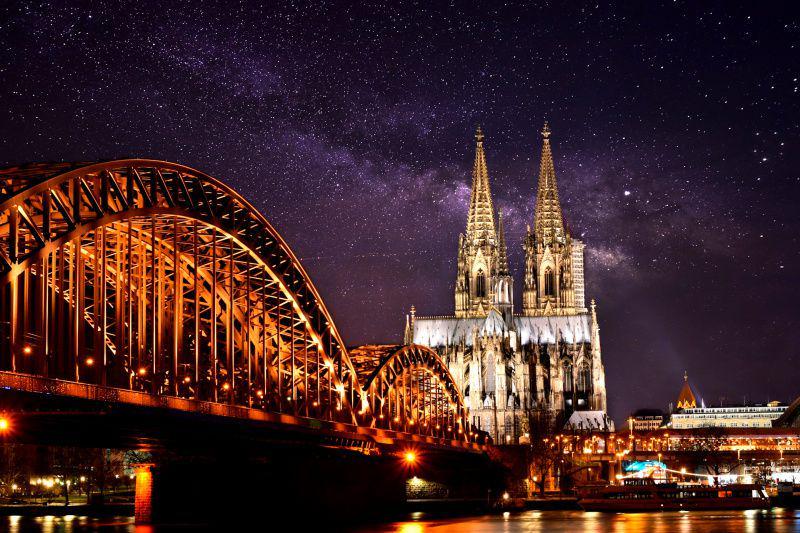Cologne Cathedral di malam hari (unsplash.com/Nikolay Kovalenko)