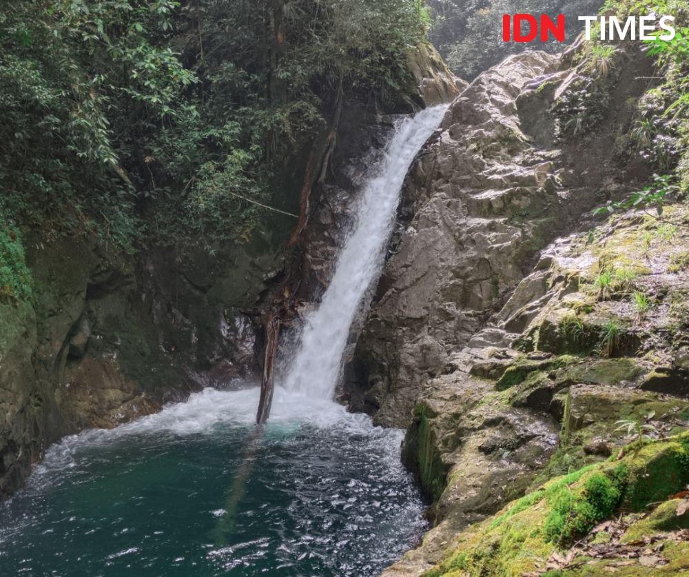 Melihat Air Terjun Keramat Mata Kucing di Hutan Simempar