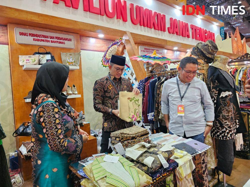 Pj Bupati Banyumas Hanung Cahyo Saputro yang sempat pula kunjungi stand Jawa Tengah di Inacraft 2024.(IDN Times/Foto : Ari Nugroho)