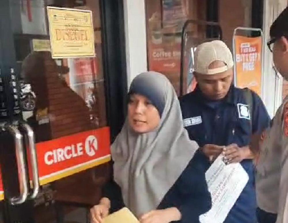 Satpol PP Bandung Segel Mini Market yang Diprotes Aa Gym