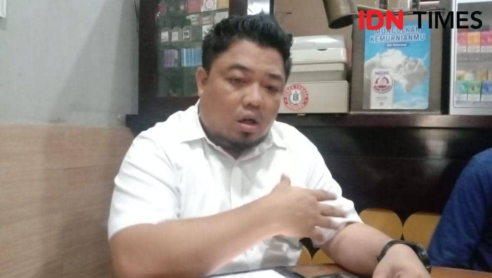Eks Direktur Pengembangan Usaha PT SCI Perseroda Sulsel Dedy Irfan saat konferensi pers di Warkop Phoenam, Jalan Ratulangi, Makassar, Jumat (1/3/2024). (IDN Times/ Asrhawi Muin)