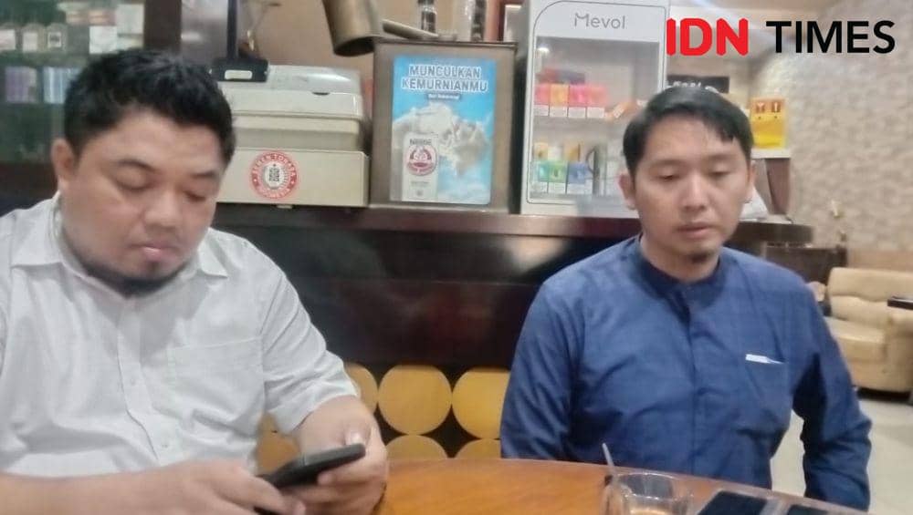 Eks direksi PT SCI Perseroda Sulsel Dedy Irfan (kanan) dan Rendra Darwis (kiri) saat konferensi pers di Warkop Phoenam, Jalan Ratulangi, Makassar, Jumat (1/3/2024). (IDN Times/ Asrhawi Muin)