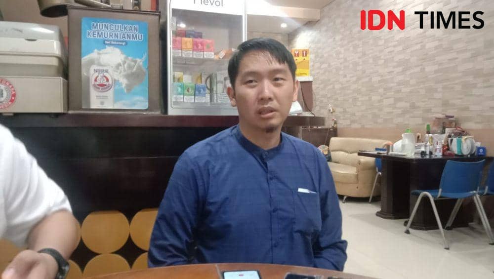 Eks Direksi Utama PT SCI Perseroda Sulsel Rendra Darwis (kiri) saat konferensi pers di Warkop Phoenam, Jalan Ratulangi, Makassar, Jumat (1/3/2024). (IDN Times/ Asrhawi Muin)