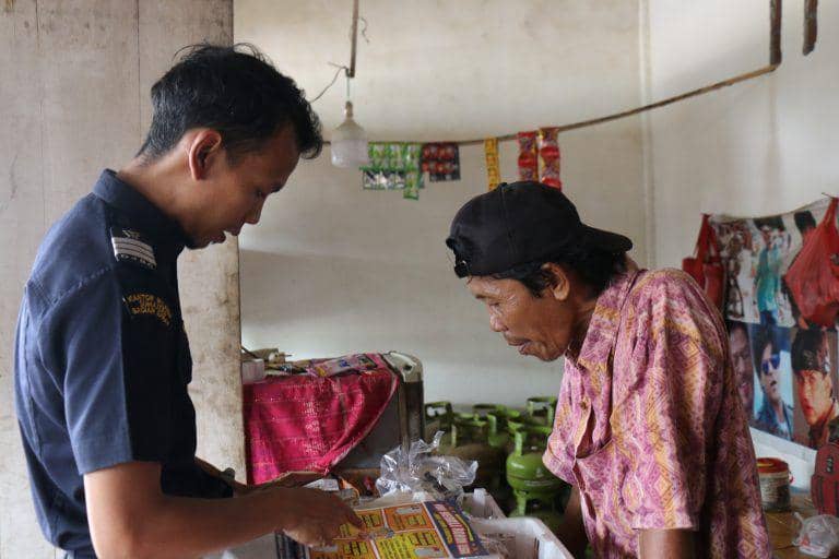 Bea Cukai Lampung sosialisasi dan edukasi pedagang warung hingga toko terkait keberadaan rokok ilegal. (Dok. Bea Cukai Lampung).