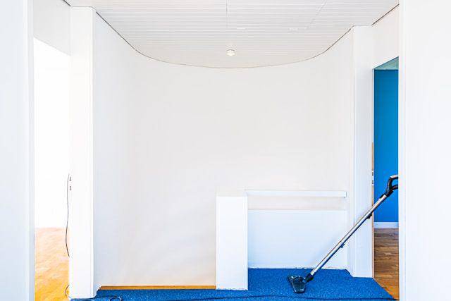 ilustrasi penggunaan alat vacuum cleaner (unsplash.com/immo RENOVATION)