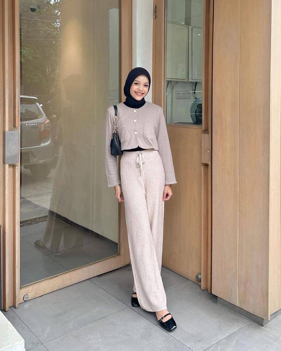 inspirasi outfit ngantor ala selebgram Febiola Nabila (instagram.com/febiolanabilaa)