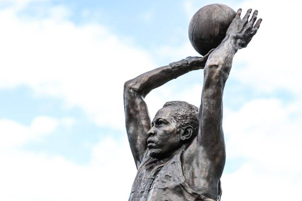 Patung Moses Malone (nba.com)