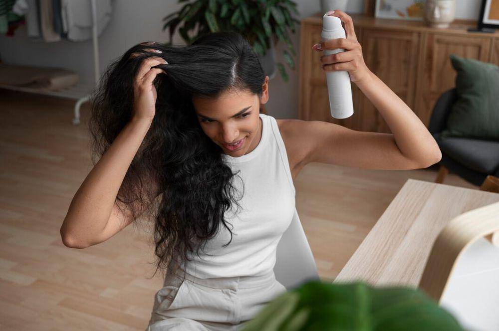 ilustrasi menggunakan mousse atau serum rambut (freepik.com/pikisuperstar)