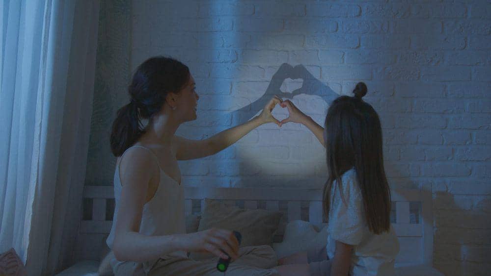 ilustrasi orang tua dan anak (pexels.com/Artem Podrez)