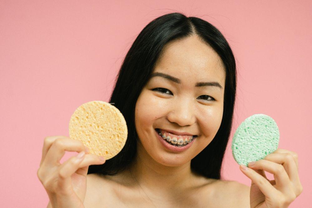 5 Rekomendasi Warna Behel Bagus untuk Perempuan