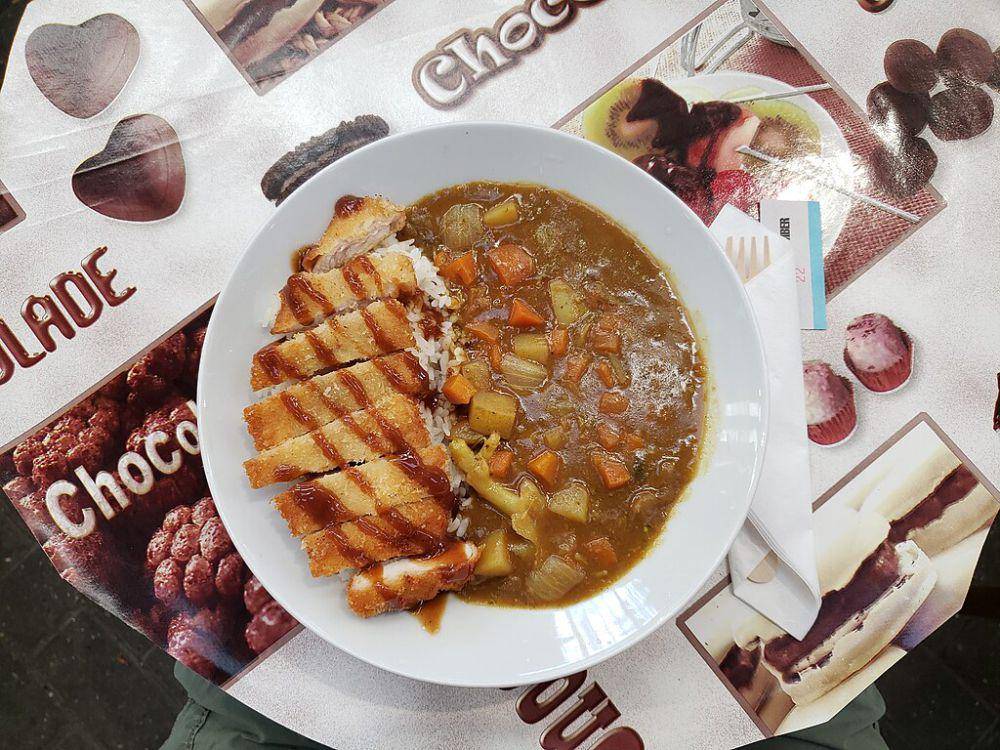 chicken katsu curry (commons.wikimedia.org/Andi Li)