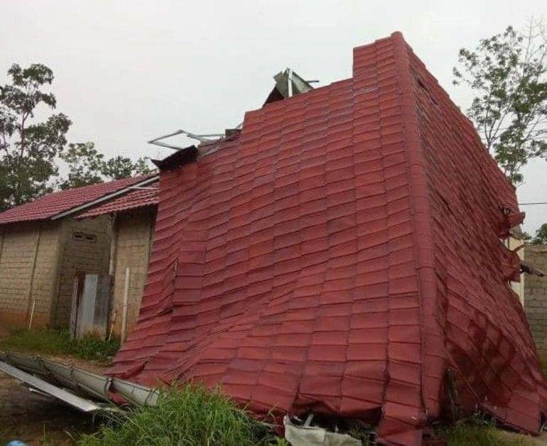 (Puluhan rumah di Prabumulih saat tersapu puting beliung) IDN Times/istimewa
