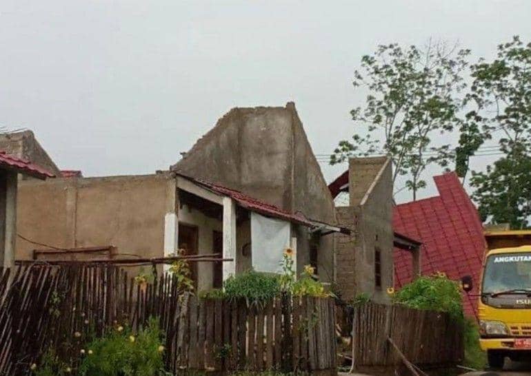 (Puluhan rumah di Prabumulih saat tersapu puting beliung) IDN Times/istimewa