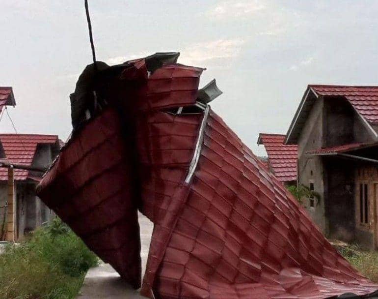 25 Rumah di Prabumulih Rusak Disapu Puting Beliung