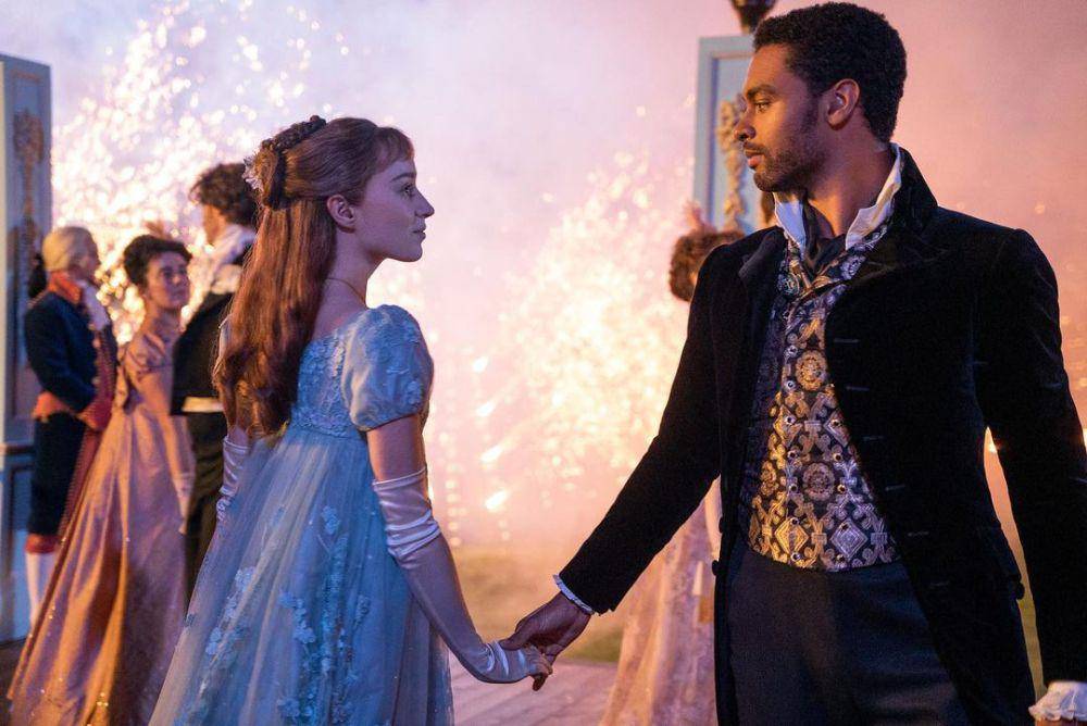 Regé-Jean Page dan Phoebe Dynevor di musim pertama series Bridgerton (instagram.com/regejean)
