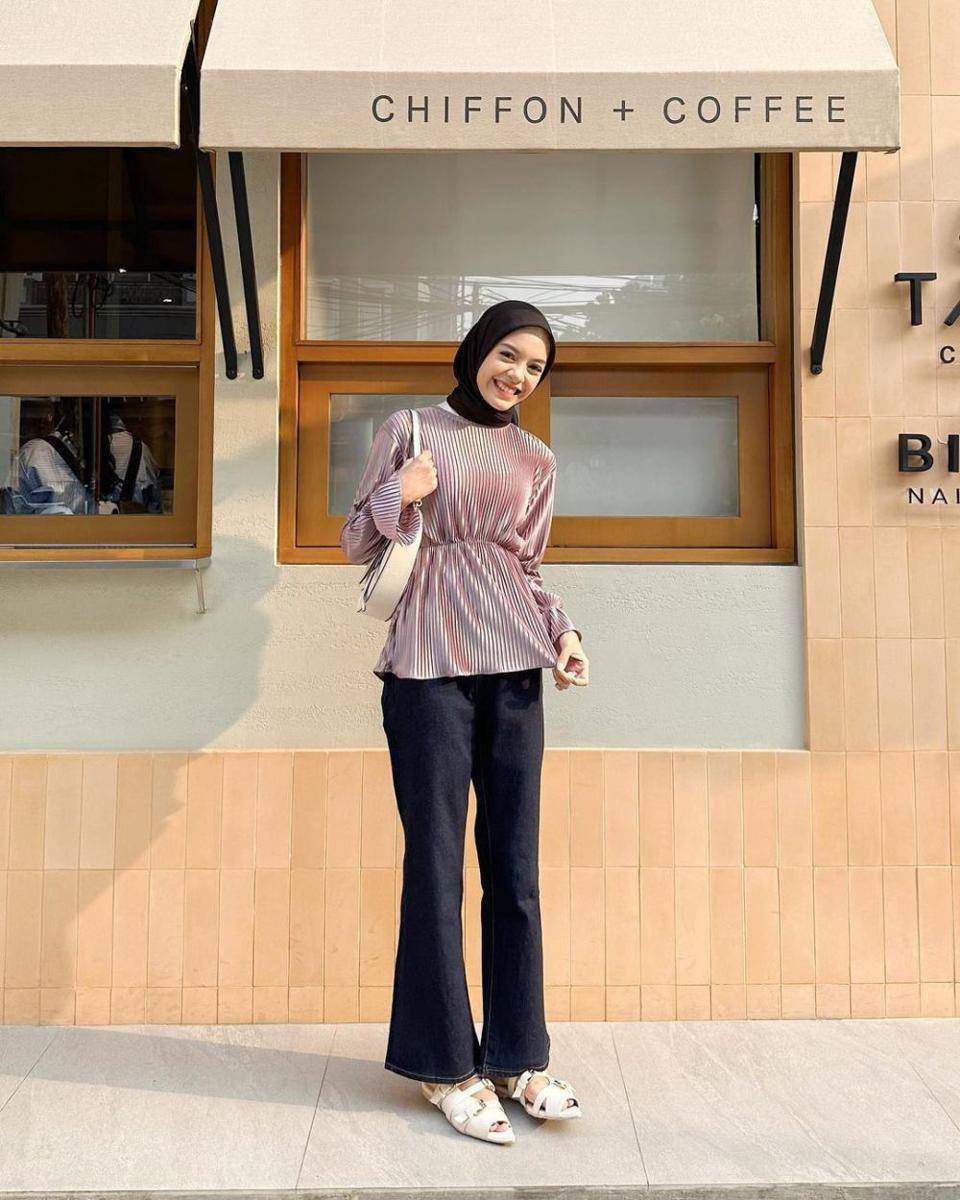 inspirasi outfit ngantor ala selebgram Febiola Nabila (instagram.com/febiolanabilaa)