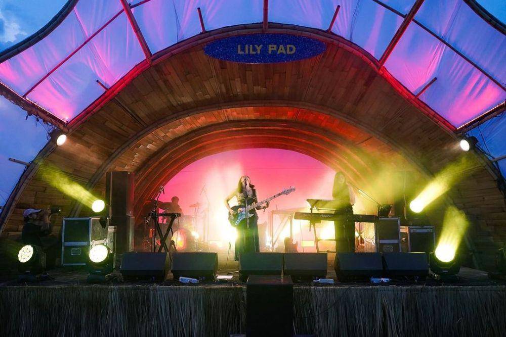 Grup musik asal Makassar, DVY, saat tampil di festival musik Joyland Bali 2024 pada Jumat 1 Maret 2024. (Instagram.com/dvy_music)