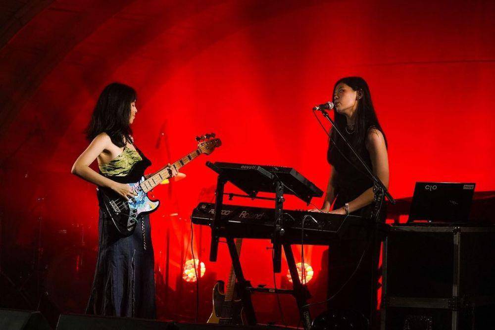 Grup musik asal Makassar, DVY, saat tampil di festival musik Joyland Bali 2024 pada Jumat 1 Maret 2024. (Instagram.com/dvy_music)