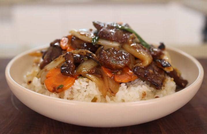 Resep Beef and Onion Stir Fry, Dagingnya Empuk dan Bombainya Umami!