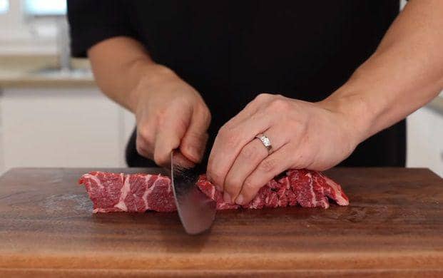 ilustrasi bahan untuk beef and onion stir fry (youtube.com/Aaron and Claire)