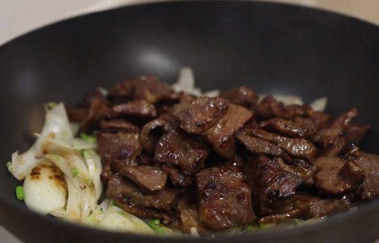 ilustrasi beef and onion stir fry (youtube.com/Aaron and Claire)
