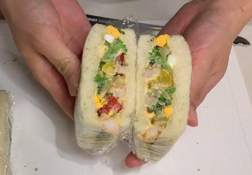 ilustrasi sandwich salad udang brokoli (youtube.com/JAPANESE COOKING CHANNEL)