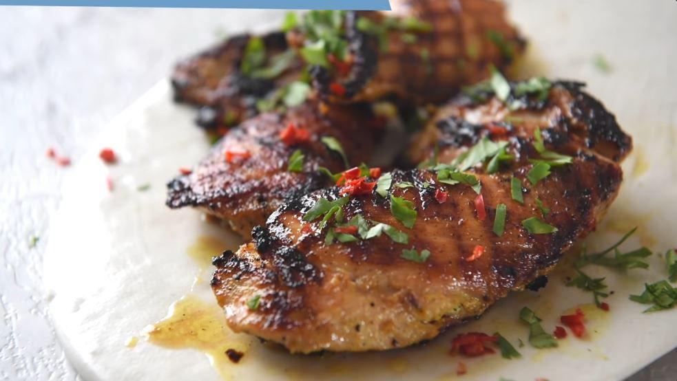 ilustrasi ayam bakar santan Thailand (youtube.com/RecipeTin Eats)