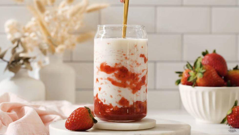 ilustrasi strawberry milk ala cafe Korea homemade (youtube.com/Takes Two Eggs)