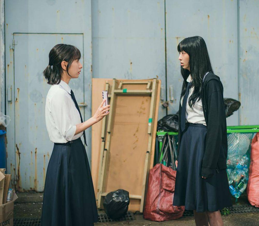 cuplikan Sung Soo Ji dan Myung Ja Eun bekerja sama di Pyramid Game (instagram.com/tving.official)
