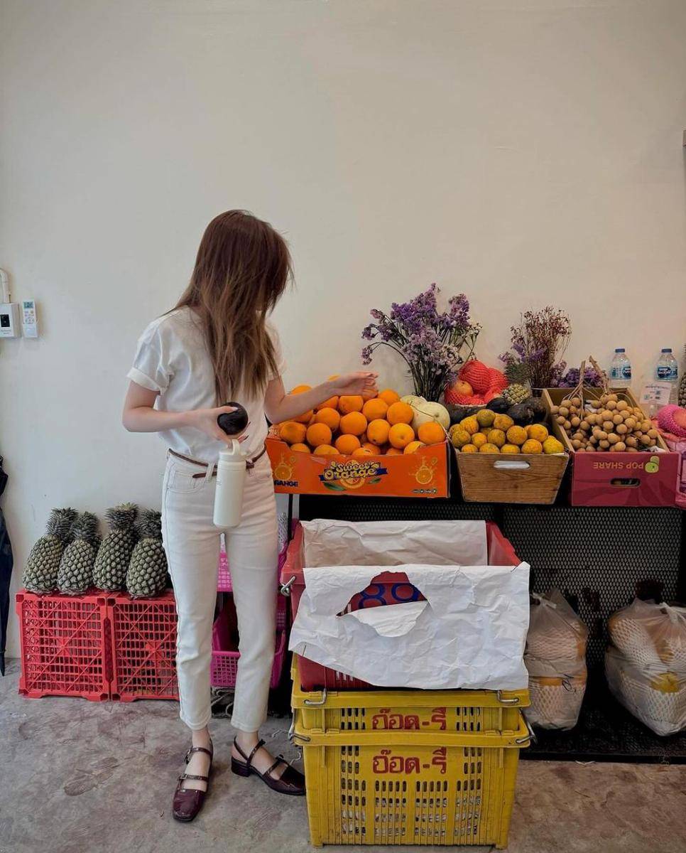 ide styling sepatu merah ala Prim Chanikarn (instagram.com/primiily)