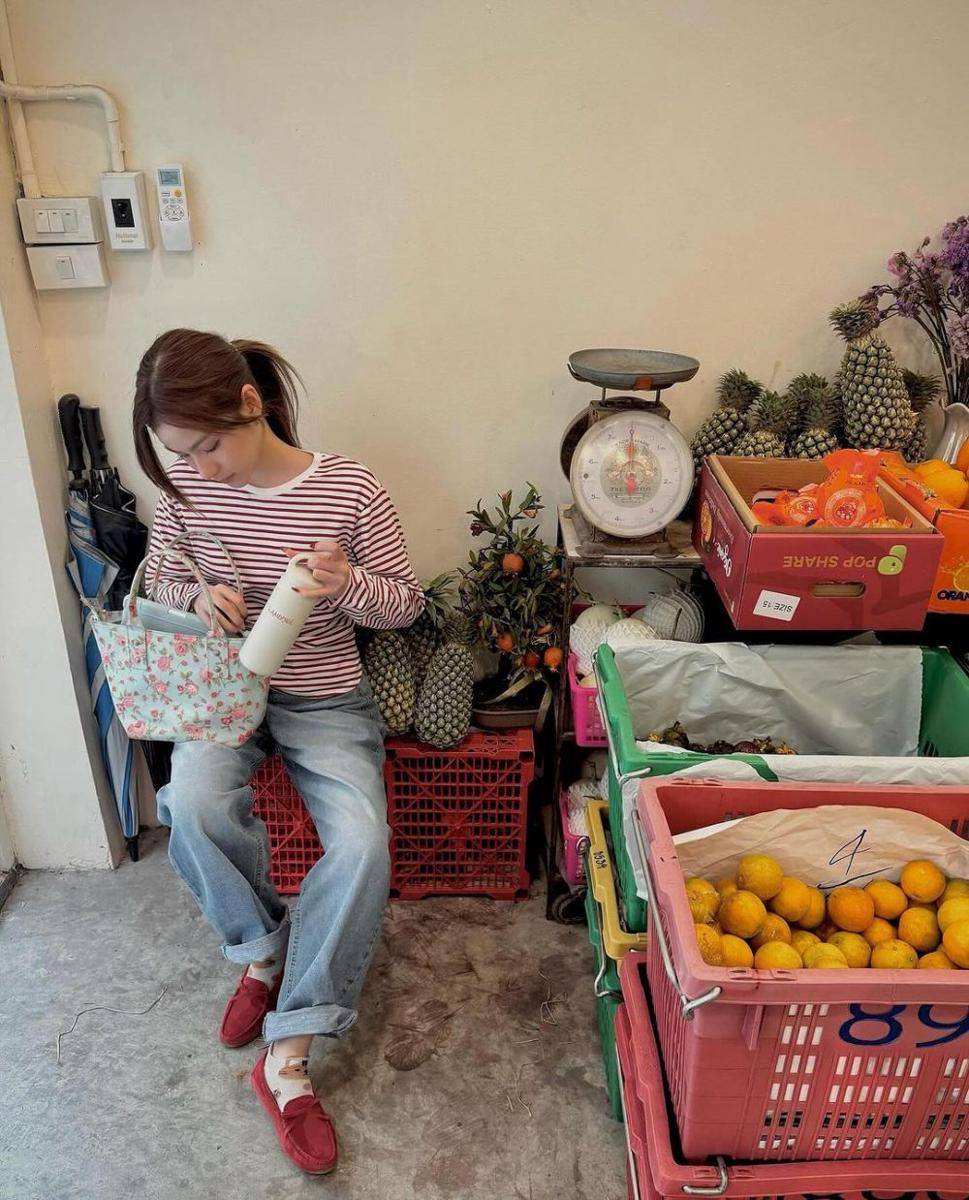 ide styling sepatu merah ala Prim Chanikarn (instagram.com/primiily)