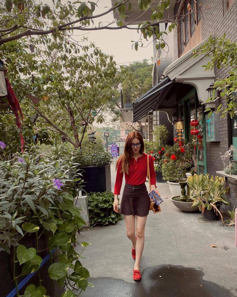 ide styling sepatu merah ala Prim Chanikarn (instagram.com/primiily)