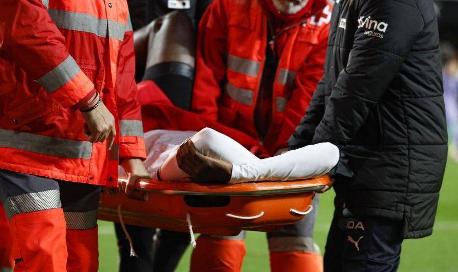 Momen Mouctar Diakhaby saat ditandu usai mengalami patah kaki saat Valencia vs Real Madrid, Minggu (3/3/2024). (LaLiga).