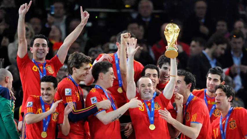 Andres Iniesta (depan tengah) ketika menjuarai Piala Dunia 2010. (fifa.com)