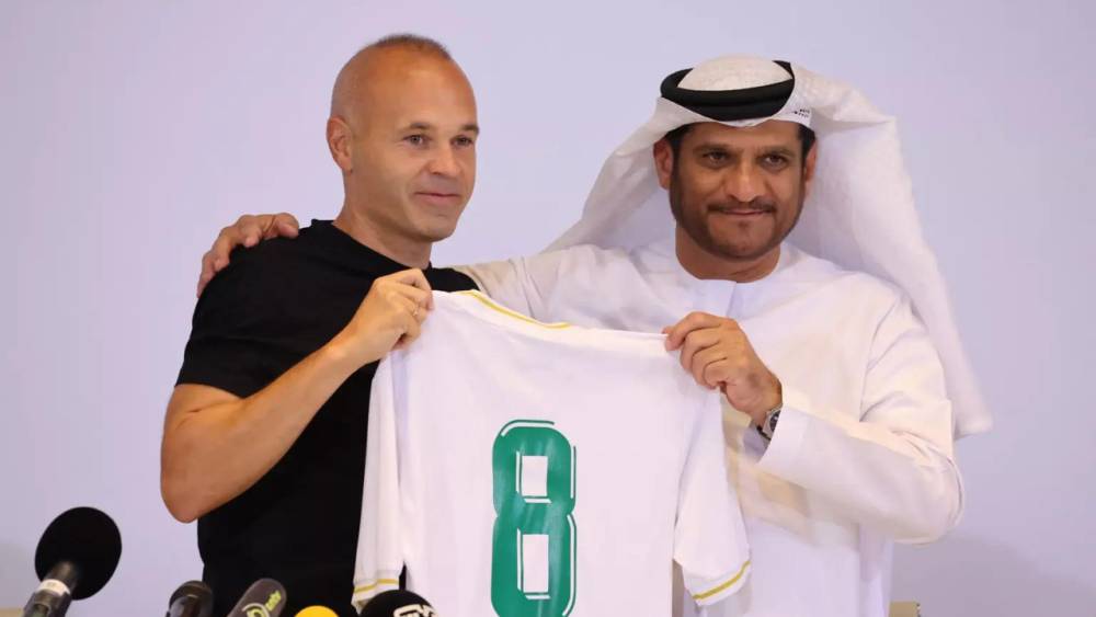 Andres Iniesta (kiri) dan Youssef Abdullah al-Batran (kanan) (fifa.com)