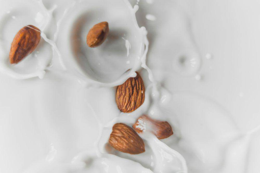 ilustrasi susu almond (unsplash.com/Austin Wilcox)
