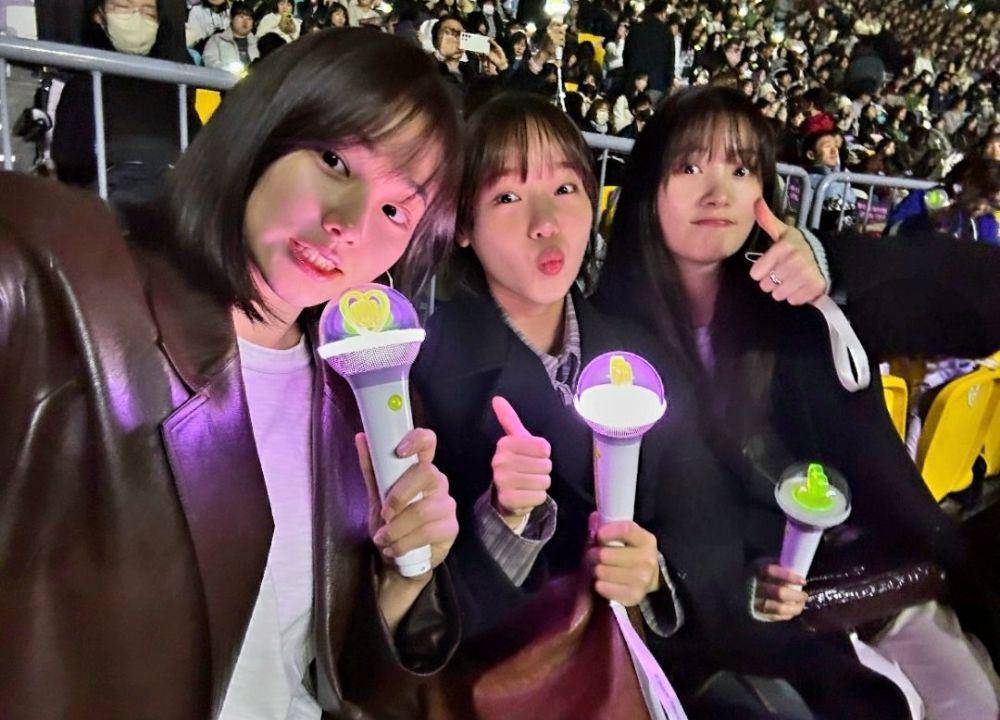 Mina, Yoojung, dan Chaeyeon di konser IU (instagram.com/j_chaeyeoni)