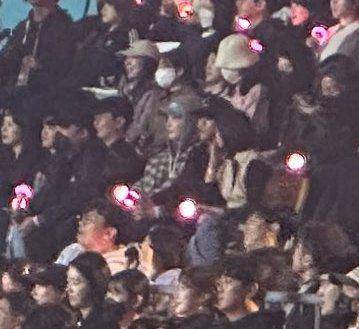 Lee Jong Suk dan Shin Jae Ha di konser IU (twitter.com/leejongsukfiles)